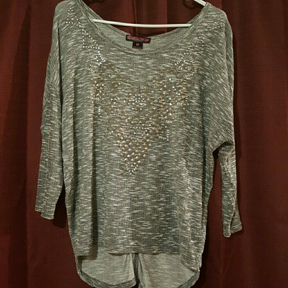 Long-sleeved shirt with back slit